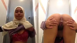 Hijab Pamer Body di WC Sekolah